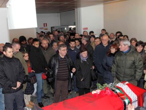 La bara del terrorista, falce e martello, la stella a cinque punte e la bandiera palestinese